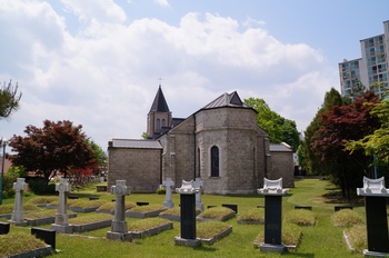 춘천교구 성직자 묘역에서 바라본 성당 모습.