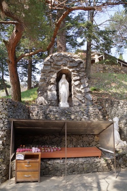 성당 옆 언덕 아래 조성된 성모동굴과 성모상.