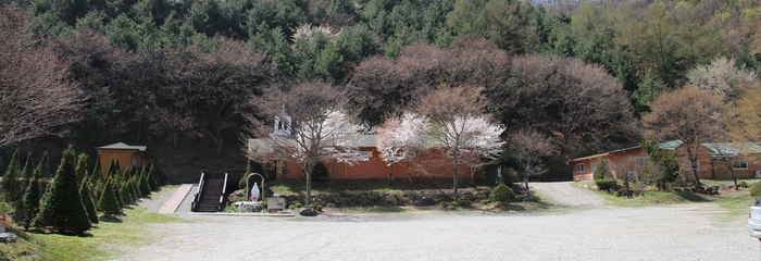 성지에 들어서면 산 아래에 성 김대건 신부 기념 유물전시관과 성모상, 숙소가 자리하고 있다.