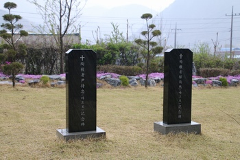 성당 앞마당에 순교자 윤지충 바오로와 권상연 야고보 기념비가 세워져 있다.