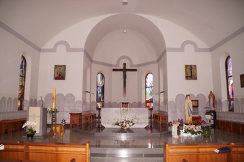 1998년 중창 축복식을 갖고 전례적, 예술적 공간으로 거듭난 성당의 제대.