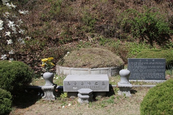 한국 순교자 79위 시복 기념경당 옆에 안치된 성 김대건 신부의 모친 고 우르술라의 묘.