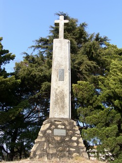 상홍리 공소 뒷산에 조성된 병인년 순교자 묘소의 순교탑.