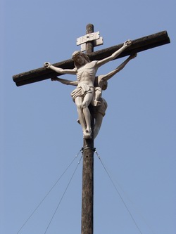 성지 마당의 대형 십자가. 고상이 앞뒤로 걸려 있다.