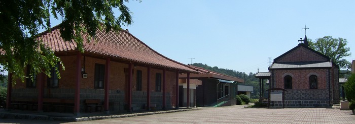 옛 성당과 사제관(현 대건의 집). 가운데 건물이 현 사제관이다.