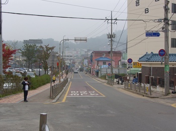 진무영 터로 추정되는 성당 앞 거리 모습.