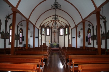 전형적인 삼랑식 구조로 건립된 성당 내부.