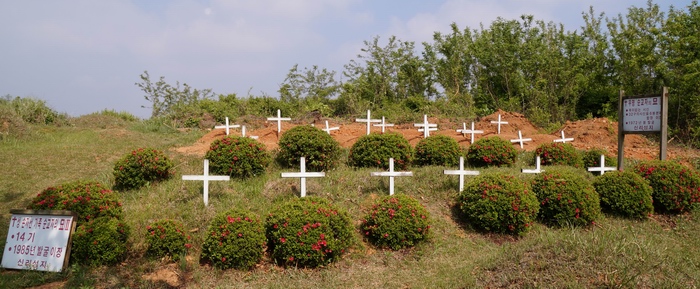 공동묘지 내에 있는 무명 순교자의 묘와 손자선 성인의 가족 순교자 묘가 앞뒤로 자리하고 있다.
