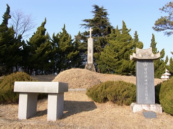 상홍리 공소 뒷산 백씨 문중 묘역에 조성된 병인년 순교자 묘소. 1935년 해미 생매장 순교자들을 모셨다가 1995년 해미 성지로 이장하였다.