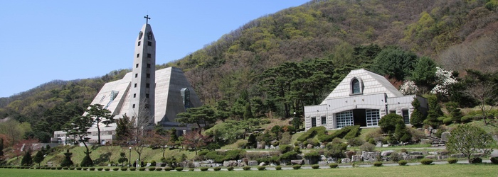 103위 한국 순교자 시성 기념 대성당과 성모당 전경.