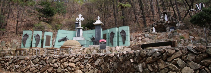 최경환 프란치스코 성인 묘역 전경. 묘역 오른쪽에 성모상과 성모동굴이 조성되어 있다.