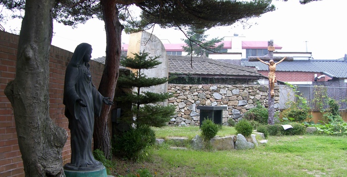 강화 성당 구내에 마련된 진무영 성지 전경. 가운데 야외제대가 있고 입구 쪽에 성모성심상이 마련되어 있다.
