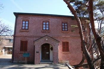 1912년 완공되어 현재는 유물관으로 사용하는 구 사제관. 2005년 등록문화재 제163호로 지정되었다.