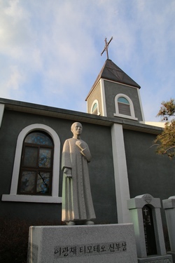 성당 옆마당에 2009년 이광재 신부 탄생 100주년을 기념하여 건립된 석상.