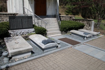 한국 순교자 79위 시복 기념경당 앞 묘소.