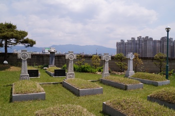 성당 뒤뜰 춘천교구 성직자 묘역 한편에 6.25 전쟁 순교자 묘가 자리하고 있다.