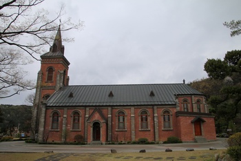 2004년 4월 10일 충청남도 기념물 제164호로 지정된 성당 외부.