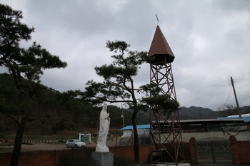 요골 공소 마당의 성모상과 종탑.