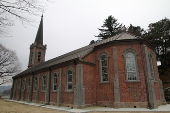 고딕 양식을 변형시킨 소규모 벽돌조 성당의 전형적 형태인 성당은 1986년 강원도 유형문화재 제106호로 지정되었다.
