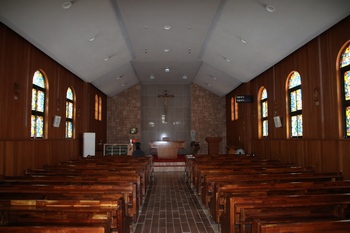 6.25 전쟁으로 성당이 소실된 후 맥고완 신부가 신축하고 1995년 증축한 성당 내부.