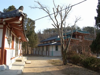 2007년 근대문화유산 등록문화재 제338호로 지정된 상홍리 공소 성당. 왼쪽 건물은 구 사제관.