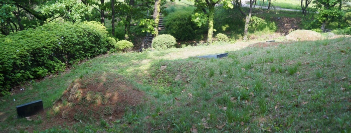 이승훈 베드로 묘 아랫단에는 삼남 순교자 이신규 마티아와 장남 이택규의 묘(오른쪽)가 있다.