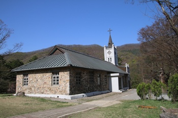 1907년 강도영 신부와 신자들이 자연석을 이용해 건립한 성 요셉 성당.