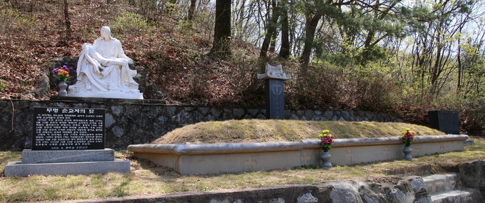 수원교구 성직자 묘역 상단에 조성된 무명 순교자 합장묘.