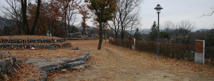 2012년 무덤경당 뒤 산 정상에 조성한 황새바위 광장과 야외성당 전경.