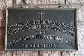 미군과 양주 신자들의 힘으로 1953년 성당을 건립하여 복되신 동정 마리아께 봉헌한 것을 기념하여 입구 벽면에 부착한 기념 동판.