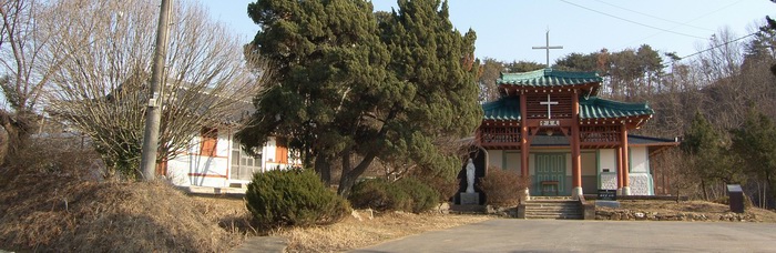 2011년 보수공사를 마친 상홍리 공소 전경. 왼쪽이 구 사제관, 오른쪽이 공소 성당 건물이다.