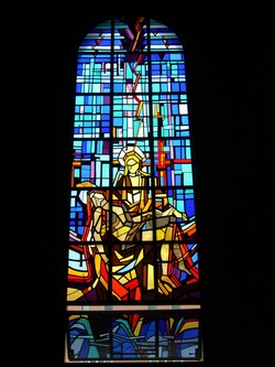 성경의 내용을 주제로 1979년에 제작된 성당 좌우 창문 유리화 16개 중 하나.