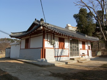 2011년 보수공사를 마친 구 사제관. 바로 오른쪽에 상홍리 공소 성당이 있다.