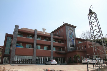 2009년 기공식을 가진 100주년 역사 기념관. 현재 교육관과 교구사제 숙소 등으로 사용하고 있다.