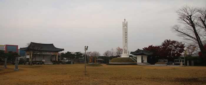 해미 무명 순교자 기념성당 맞은편 광장에는 무명 생매장 순교자들의 묘와 해미 순교탑, 야외제대, 2014년 8월 16일 시복된 해미 순교자 3위 복자상이 세워져 있다.