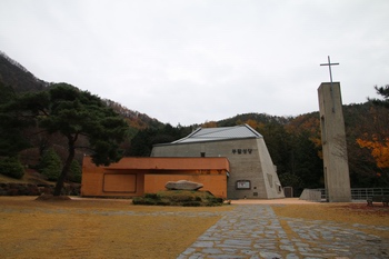 2007년 봉헌식을 가진 천호 부활성당. 성당 지하에 봉안경당이 마련되어 있다.