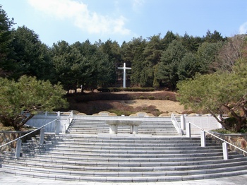 계단 위에 천호 성지의 순교성인 묘역이 조성되어 있다.