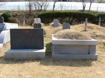 1866년 병인박해 때 순교한 신석복 마르코의 묘. 순교 후 노루목에 매장되었다가 1975년 진영 성당 공원묘지로 이장했다.