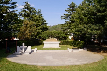 성 황석두 루카 묘. 성인의 고향이 연풍으로 밝혀지면서 성지 개발이 가시화되었고, 1979년 문중 산에 묻힌 성인의 유해를 임시로 수안보 성당에 모셨다가 1982년 이곳으로 천묘하였다.
