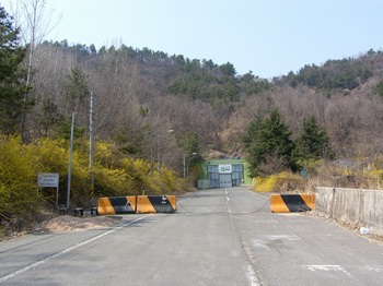 순교자 묘역으로 가는 산길 입구와 폐쇄된 진영 터널. 남해 고속도로 김해 터널이 생긴 후 진영 터널 두 개 중 하나는 폐쇄되었다.