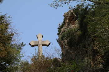 치명자산 정상의 순교자 합장묘 위에 세운 십자가와 천연기암.
