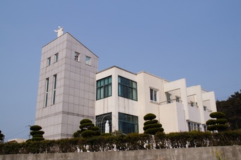 2003년 축복식을 가진 공소 새 성당. 순례객을 위한 숙소와 식당도 마련되어 있다.