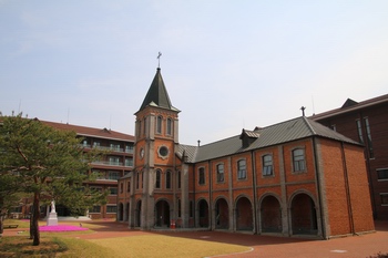 1914년 개교 이래 67명의 사제를 배출하고 1945년 폐교된 성 유스티노 신학교. 현재는 가운데 성당과 좌우의 교사 일부만이 남아 있다.