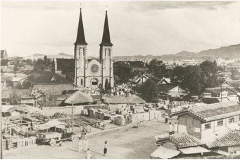 뮈텔 주교가 1903년 축성한 2개의 종탑을 갖춘 라틴 십자형의 고딕 성당. 내부 수리와 증축을 거쳐 오늘에 이르고 있다.