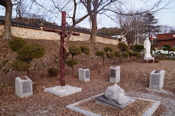 여산 동헌 아래 있는 백지사터 성지. 백지사형을 당하는 순교자의 모습이 화강암으로 조각되어 있다.