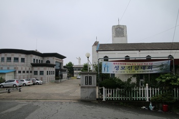 성당 입구에서 보면 왼쪽에 목포 선교 100주년 한국 레지오 마리애 기념관이 있고, 오른쪽에 성당이 있다.