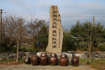 한국 천주교 최초의 교리당이 있던 곳임을 알려주는 초남이 성지 교리당터 입구의 기념비.