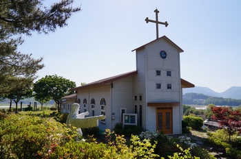 2005년 새로 신축해 축복식을 가진 문산 성당 사봉 공소. 순례자를 위한 다용도실과 전례공간이 별도로 마련되어 있다.