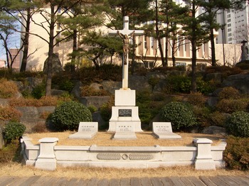 병인박해 때 울산 병영 장대에서 군문효수형으로 순교한 허인백, 김종륜, 이양등이 묻혀 있는 대구대교구 복자 성당의 순교자 묘역.
