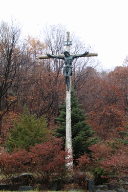 묘역 뒤편에 건립된 대형 십자가.